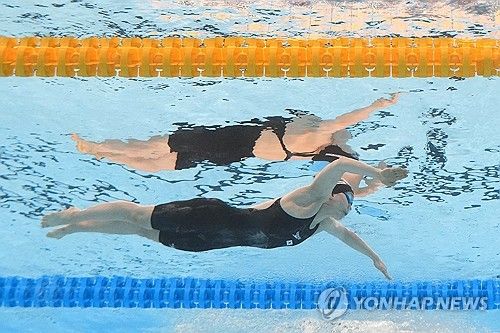 박수진은 15일 카타르 도하 어스파이어돔에서 열린 2024 세계수영선수권대회 여자 접영 200m 준결승에서 2분09초22를 기록해 16명 중 전체 7위를 하면서 결승행 티켓을 거머쥐었다. 생애 첫 세계선수권 접영 200m 결승 진출에 성공한 박수진은 오는 16일 오전 1시2분에 결승전을 가진다. 연합뉴스