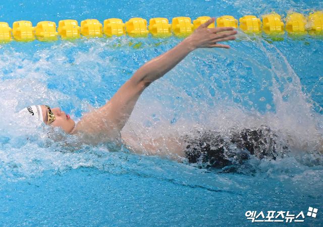 이주호가 16일 카타르 도하 어스파이어돔에서 열린 2024 도하 세계수영선수권 대회 남자 배영 200m 준결승에서 1분56초40을 기록해 16명 중 전체 3위를 차지해 결승 진출에 성공했다. 대한민국 수영 역사상 세계선수권 배영 종목에서 결승에 올라간 건 이주호가 처음이다. 이주호는 오는 17일 오전 1시59분 결승 무대에 선다. 엑스포츠뉴스DB