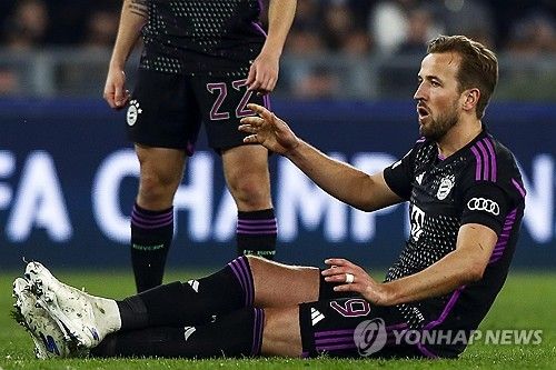 뮌헨은 15일 이탈리아 로마 스타디오 올림피코에서 열린 라치오와의 2023-2024시즌 유럽축구연맹(UEFA) 챔피언스리그 16강 1차전에서 0-1로 패했다. 뮌헨이 챔피언스리그 16강 1차전에서 패한 건 12년 만에 처음 있는 일이다. 연합뉴스