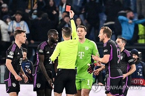 뮌헨은 15일 이탈리아 로마 스타디오 올림피코에서 열린 라치오와의 2023-2024시즌 유럽축구연맹(UEFA) 챔피언스리그 16강 1차전에서 0-1로 패했다. 뮌헨이 챔피언스리그 16강 1차전에서 패한 건 12년 만에 처음 있는 일이다. 연합뉴스