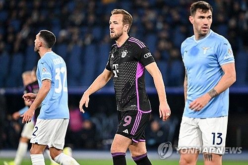 뮌헨은 15일 이탈리아 로마 스타디오 올림피코에서 열린 라치오와의 2023-2024시즌 유럽축구연맹(UEFA) 챔피언스리그 16강 1차전에서 0-1로 패했다. 뮌헨이 챔피언스리그 16강 1차전에서 패한 건 12년 만에 처음 있는 일이다. 연합뉴스