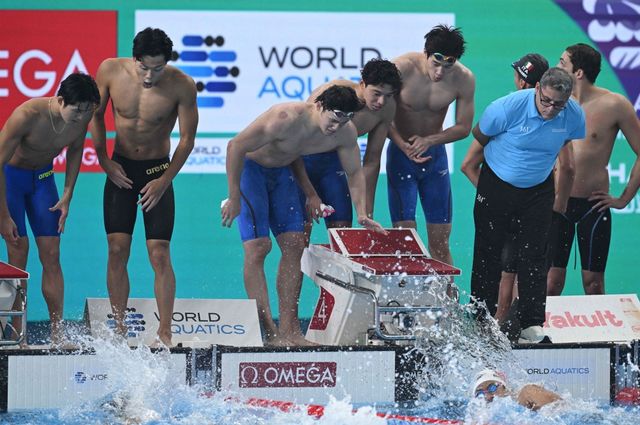 황선우와 김우민, 이호준, 양재훈으로 구성된 남자 계영 대표팀이 17일 카타르 도하 어스파이어돔에서 열린 도하 세계선수권 남자 계영 800m 결승에서 7분01초94을 기록하며 2위를 차지했다. 한국과 중국 선수들이 각 팀 마지막 영자의 터치를 지켜보고 있다. 연합뉴스