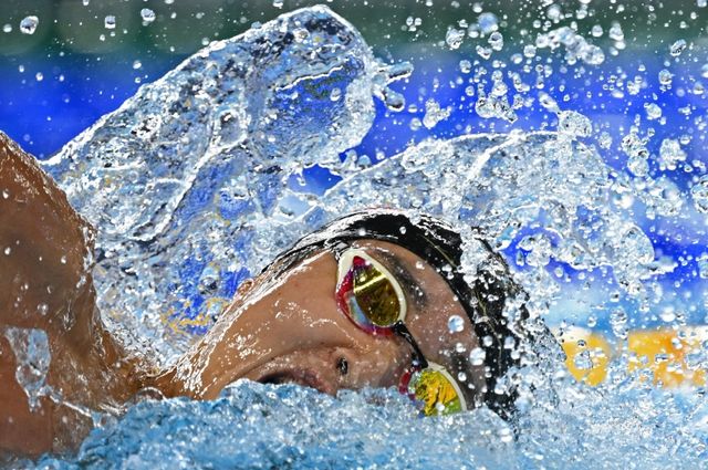 황선우와 김우민, 이호준, 양재훈으로 구성된 남자 계영 대표팀이 17일 카타르 도하 어스파이어돔에서 열린 도하 세계선수권 남자 계영 800m 결승에서 7분01초94을 기록하며 2위를 차지했다. 김우민이 역영하고 있다. 연합뉴스