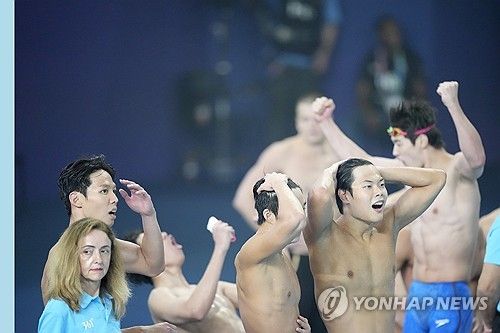 황선우와 김우민, 이호준, 양재훈으로 구성된 남자 계영 대표팀이 17일 카타르 도하 어스파이어돔에서 열린 도하 세계선수권 남자 계영 800m 결승에서 7분01초94을 기록하며 2위를 차지했다. 0.1초 차이로 2위를 차지하자 한국 선수들이 아쉬워 하고 있다. 연합뉴스