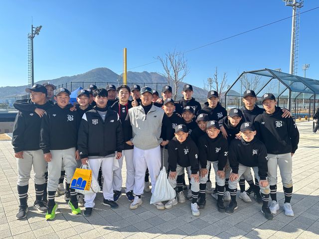 KT 위즈 안치영, 박영현, 강백호가 부천중 선수들과 기념촬영 했다. KT 위즈 제공