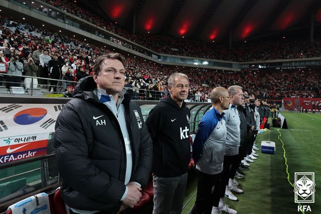 위르겐 클린스만 전 한국대표팀 감독의 오른팔인 안드레아스 헤어초크 수석코치가 클린스만의 해임에 대해 손흥민과 이강인의 이른바 탁구장 다툼이 그간의 노력을 와르르 무너트렸다고 전해 눈길을 끌었다. 대한축구협회