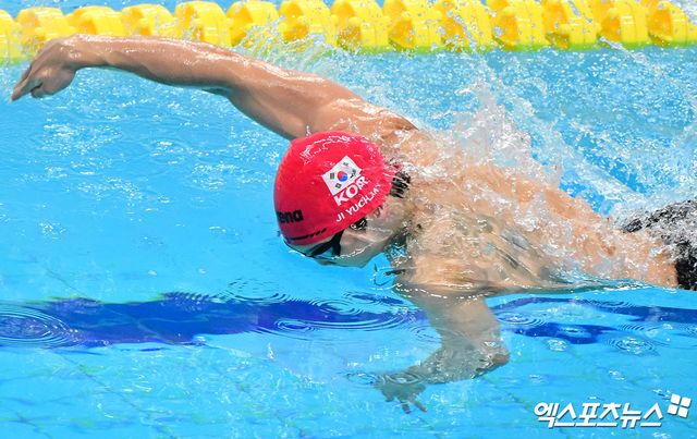 지유찬은 17일 카타르 도하 어스파이어돔에서 열린 2024 도하 세계수영선수권대회 남자 자유형 50m 준결승에서 21초87을 기록해 16명 중 전체 12위를 차지하며 결승 진출에 실패했다. 비록 결승에 올라가지 못했지만 2022 항저우 아시안게임 때 대회 신기록을 세우며 금메달을 딴 지유찬은 한국 수영 최초로 세계선수권 남자 자유형 50m 준결승 진출에 성공했다. 엑스포츠뉴스DB