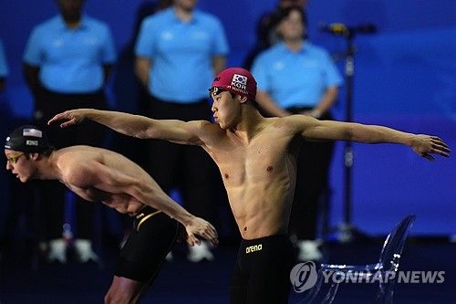 지유찬은 17일 카타르 도하 어스파이어돔에서 열린 2024 도하 세계수영선수권대회 남자 자유형 50m 준결승에서 21초87을 기록해 16명 중 전체 12위를 차지하며 결승 진출에 실패했다. 비록 결승에 올라가지 못했지만 2022 항저우 아시안게임 때 대회 신기록을 세우며 금메달을 딴 지유찬은 한국 수영 최초로 세계선수권 남자 자유형 50m 준결승 진출에 성공했다. 연합뉴스
