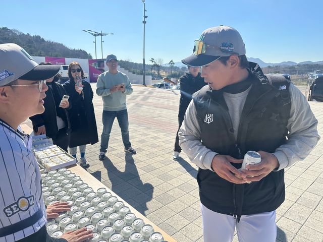 KT 위즈의 팬클럽이 KT 스프링캠프지인 부산 기장에 방문해 떡과 식혜를 나눴다. KT 위즈 제공