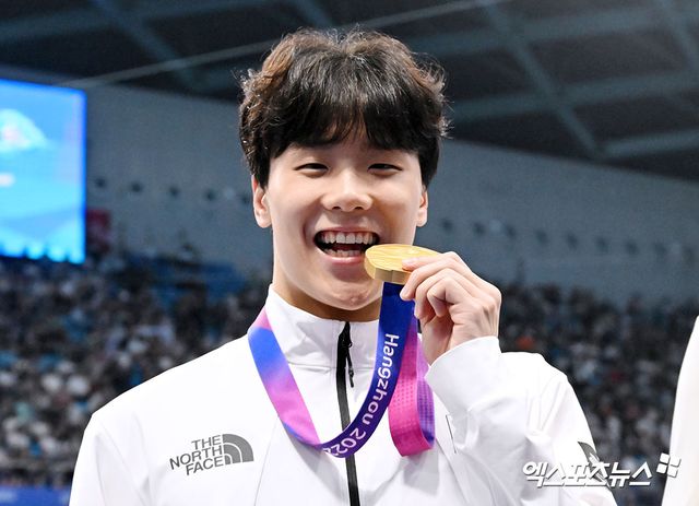 지유찬은 17일 카타르 도하 어스파이어돔에서 열린 2024 도하 세계수영선수권대회 남자 자유형 50m 준결승에서 21초87을 기록해 16명 중 전체 12위를 차지하며 결승 진출에 실패했다. 비록 결승에 올라가지 못했지만 2022 항저우 아시안게임 때 대회 신기록을 세우며 금메달을 딴 지유찬은 한국 수영 최초로 세계선수권 남자 자유형 50m 준결승 진출에 성공했다. 엑스포츠뉴스DB