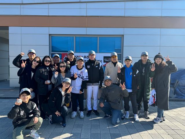 KT 위즈의 스프링캠프지인 부산 기장에 방문한 KT 팬클럽과 이강철 감독. KT 위즈 제공