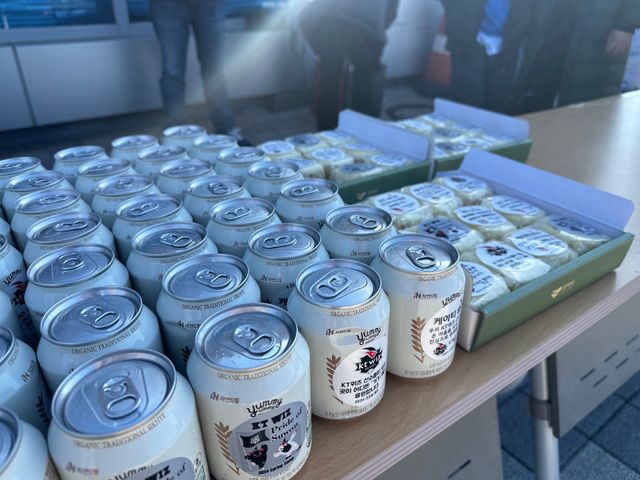 KT 위즈의 팬클럽이 KT 스프링캠프지인 부산 기장에 방문해 떡과 식혜를 나눴다. KT 위즈 제공