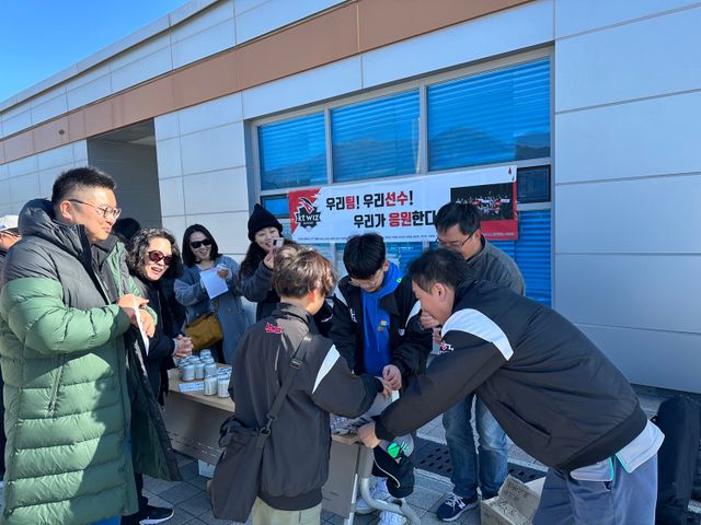 KT 위즈의 팬클럽이 KT 스프링캠프지인 부산 기장에 방문해 떡과 식혜를 나눴다. KT 위즈 제공