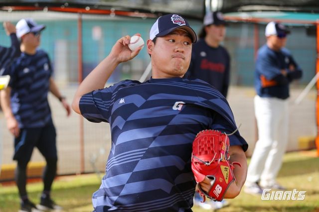 괌 데데도 스포츠 컴플렉스 야구장에서 진행 중인 롯데 자이언츠의 2024 1차 스프링캠프에서 강도 높은 훈련을 소화하고 있는 투수 나균안. 사진 롯데 자이언츠 제공