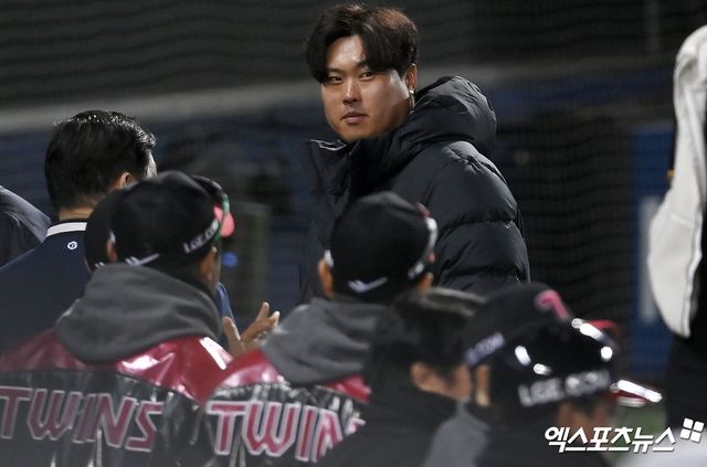 13일 오후 서울 송파구 잠실야구장에서 열린 2023 신한은행 SOL KBO 포스트시즌 KT 위즈와 LG 트윈스의 한국시리즈 5차전 경기, 경기 전 행사에 참여한 류현진이 LG 선수단과 인사를 나누고 있다. 엑스포츠뉴스 DB