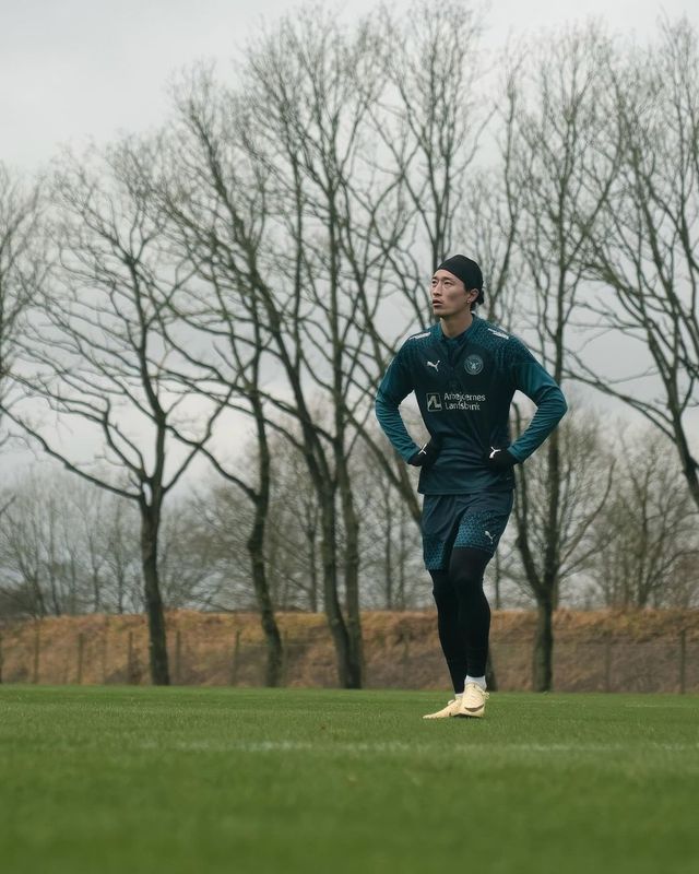 아시안컵을 마친 조규성이 브뢴뷔와의 경기에서 페널티킥을 실축하며 소속팀 미트윌란의 패배를 막지 못했다. 미트윌란은 19일 덴마크 브뢴뷔베스터에 위치한 브뢴뷔 스타디온에서 열린 브뢴뷔와의 2023-24시즌 덴마크 수페르리가 18라운드 원정 경기에서 0-1로 패했다. 11승3무4패, 승점 36으로 리그 선두들 달리고 있던 미트윌란은 브뢴뷔에게 1위 자리를 내줬다. 미트윌란