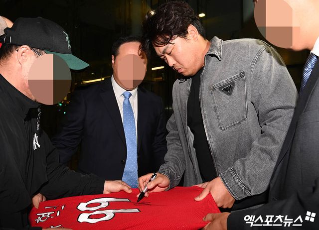 미국프로야구 메이저리그 시즌을 마친 토론토 블루제이스 류현진이 18일 오후 인천국제공항을 통해 귀국했다. 류현진이 팬의 사인 요청에 응하고 있다. 2022년 6월 왼 팔꿈치 인대 접합 수술을 받은 류현진은 1년 2개월 여의 재활을 마치고 지난해 8월 마운드에 복귀, 2023시즌 11경기 52이닝 3승3패 평균자책점 3.46을 기록했다. 엑스포츠뉴스 DB
