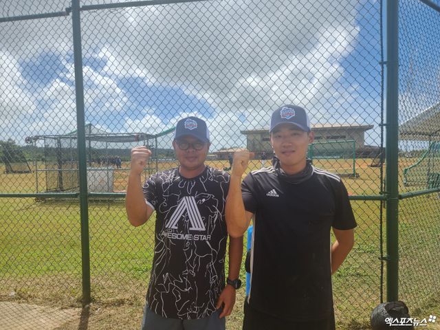 롯데 자이언츠의 2024 1차 스프링캠프 훈련지 괌 데데도 스포츠 컴플렉스 야구장의 보수작업을 책임졌던 최원준 팀장(왼쪽). 사진 엑스포츠뉴스 