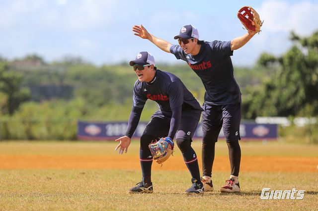 괌 데데도 스포츠 컴플렉스 야구장에서 내야 수비 훈련을 하고 있는 내야수 최항과 이주찬. 사진 롯데 자이언츠 제공