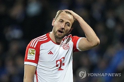 바이에른 뮌헨이 19일 독일 보훔에 위치한 보노비아 루르슈타디온에서 열린 VfL 보훔과의 2023-24시즌 분데스리가 22라운드 원정 경기에서 다요 우파메카노의 퇴장 속에 2-3으로 졌다. 김민재는 풀타임 활약했지만 팀 패배를 막지 못하고 고개를 숙였다. 공식전 3연패에 빠진 뮌헨은 선두 바이엘 레버쿠젠과의 격차가 8점으로 벌어지며 리그 우승 가능성이 더욱 낮아졌다. 연합뉴스