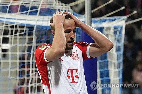 바이에른 뮌헨이 19일 독일 보훔에 위치한 보노비아 루르슈타디온에서 열린 VfL 보훔과의 2023-24시즌 분데스리가 22라운드 원정 경기에서 다요 우파메카노의 퇴장 속에 2-3으로 졌다. 김민재는 풀타임 활약했지만 팀 패배를 막지 못하고 고개를 숙였다. 공식전 3연패에 빠진 뮌헨은 선두 바이엘 레버쿠젠과의 격차가 8점으로 벌어지며 리그 우승 가능성이 더욱 낮아졌다. 연합뉴스