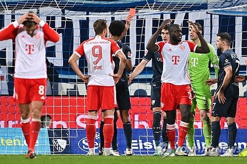 바이에른 뮌헨이 19일 독일 보훔에 위치한 보노비아 루르슈타디온에서 열린 VfL 보훔과의 2023-24시즌 분데스리가 22라운드 원정 경기에서 다요 우파메카노의 퇴장 속에 2-3으로 졌다. 김민재는 풀타임 활약했지만 팀 패배를 막지 못하고 고개를 숙였다. 공식전 3연패에 빠진 뮌헨은 선두 바이엘 레버쿠젠과의 격차가 8점으로 벌어지며 리그 우승 가능성이 더욱 낮아졌다. 연합뉴스