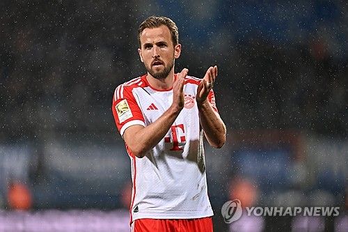 바이에른 뮌헨이 19일 독일 보훔에 위치한 보노비아 루르슈타디온에서 열린 VfL 보훔과의 2023-24시즌 분데스리가 22라운드 원정 경기에서 다요 우파메카노의 퇴장 속에 2-3으로 졌다. 김민재는 풀타임 활약했지만 팀 패배를 막지 못하고 고개를 숙였다. 공식전 3연패에 빠진 뮌헨은 선두 바이엘 레버쿠젠과의 격차가 8점으로 벌어지며 리그 우승 가능성이 더욱 낮아졌다. 연합뉴스