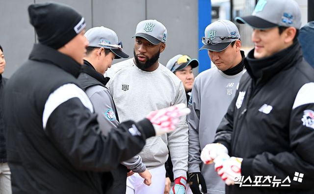KT 위즈 멜 로하스 주니어와 선수들. 기장, 김한준 기자