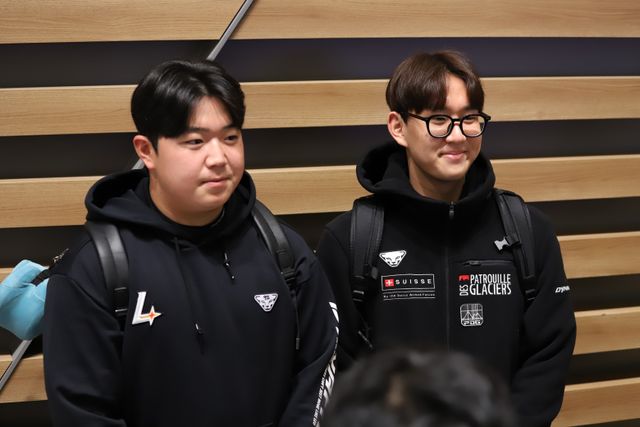 왼쪽부터 SSG 투수 이로운-송영진. SSG 랜더스 제공