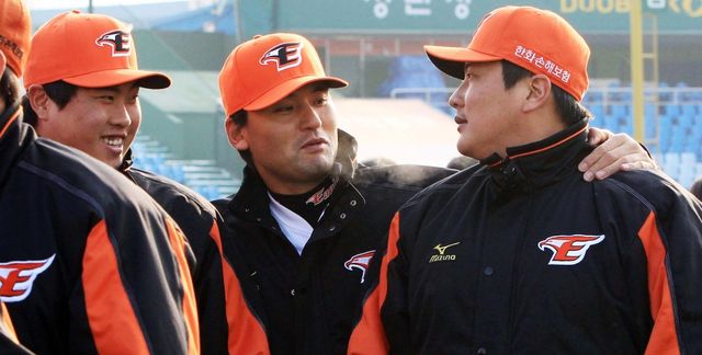 류현진이 한화 이글스와 4년 170억원 이상의 초대형 계약에 합의하면서 12년 만에 국내 무대로 복귀하게 됐다. 류현진은 21일 호주 멜버른에서 귀국하는 한화 선수단과 합류, 2차 전훈지인 오키나와로 향한다. 연합뉴스