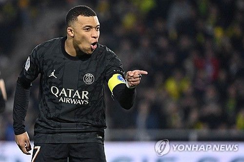 파리 생제르맹과 프랑스 축구대표팀의 간판 스트라이커 킬리안 음바페가 세계 최고의 클럽인 레알 마드리드와 계약을 마쳤다는 소식이 전해졌다. 레알 마드리드는 음바페에게 구단 내 최고 수준의 대우를 약속했다는 소식이다. 이번 시즌이 끝나면 파리 생제르맹과의 계약이 만료되는 음바페는 7월 1일이 되면 곧바로 레알에 합류할 전망이다. 사진 연합뉴스