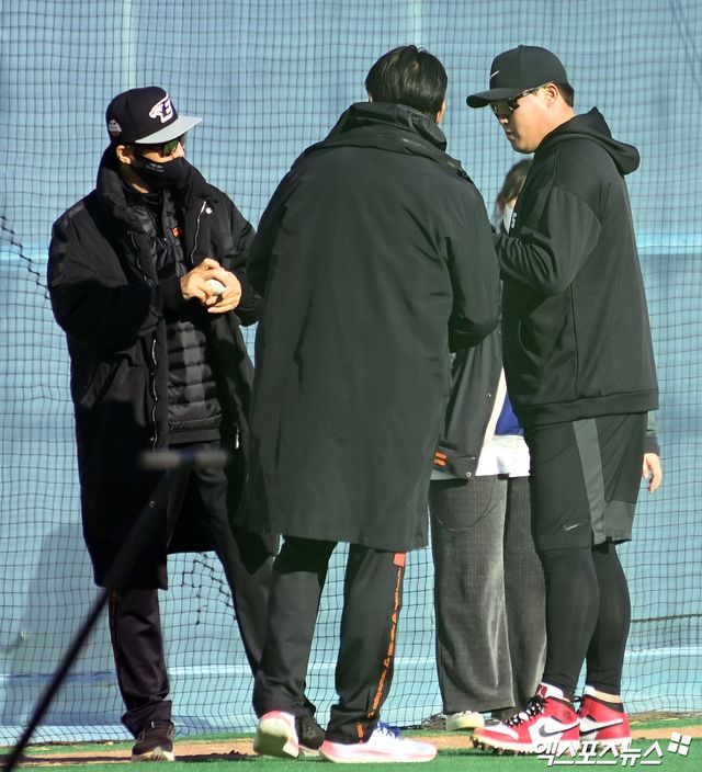 류현진이 한화 이글스와 4년 170억원 이상의 초대형 계약에 합의하면서 12년 만에 국내 무대로 복귀하게 됐다. 류현진은 21일 호주 멜버른에서 귀국하는 한화 선수단과 합류, 2차 전훈지인 오키나와로 향한다. 엑스포츠뉴스DB