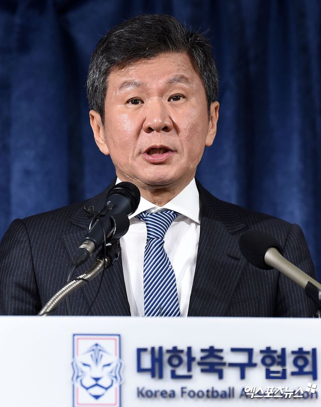 정몽규 대한축구협회 회장이 16일 서울 종로구 축구회관에서 열린 대한축구협회 긴급 임원회의에 참석해 위륵겐 클린스만 감독의 거취 문제를 논의했다. 회의 종료 후 공식 기자회견에 발표자로 참석해 축구대표팀 감독 교체를 알렸다. 김한준기자