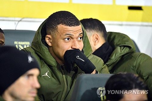 파리 생제르맹과 프랑스 축구대표팀의 간판 스트라이커 킬리안 음바페가 세계 최고의 클럽인 레알 마드리드와 계약을 마쳤다는 소식이 전해졌다. 레알 마드리드는 음바페에게 구단 내 최고 수준의 대우를 약속했다는 소식이다. 이번 시즌이 끝나면 파리 생제르맹과의 계약이 만료되는 음바페는 7월 1일이 되면 곧바로 레알에 합류할 전망이다. 사진 연합뉴스