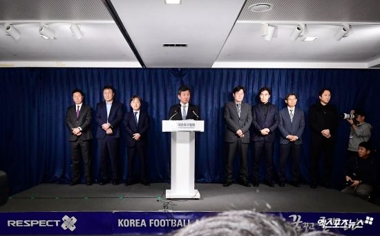 정몽규 대한축구협회 회장이 16일 서울 종로구 축구회관에서 열린 대한축구협회 긴급 임원회의에 참석해 위륵겐 클린스만 감독의 거취 문제를 논의했다. 회의 종료 후 공식 기자회견에 발표자로 참석해 축구대표팀 감독 교체를 알렸다. 김한준기자