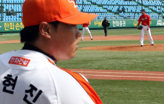 류현진이 한화 이글스와 4년 170억원 이상의 초대형 계약에 합의하면서 12년 만에 국내 무대로 복귀하게 됐다. 류현진은 21일 호주 멜버른에서 귀국하는 한화 선수단과 합류, 2차 전훈지인 오키나와로 향한다. 연합뉴스