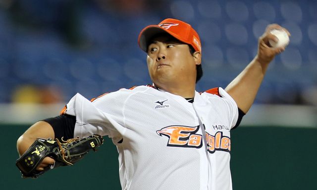 류현진이 한화 이글스와 4년 170억원 이상의 초대형 계약에 합의하면서 12년 만에 국내 무대로 복귀하게 됐다. 류현진은 21일 호주 멜버른에서 귀국하는 한화 선수단과 합류, 2차 전훈지인 오키나와로 향한다. 연합뉴스