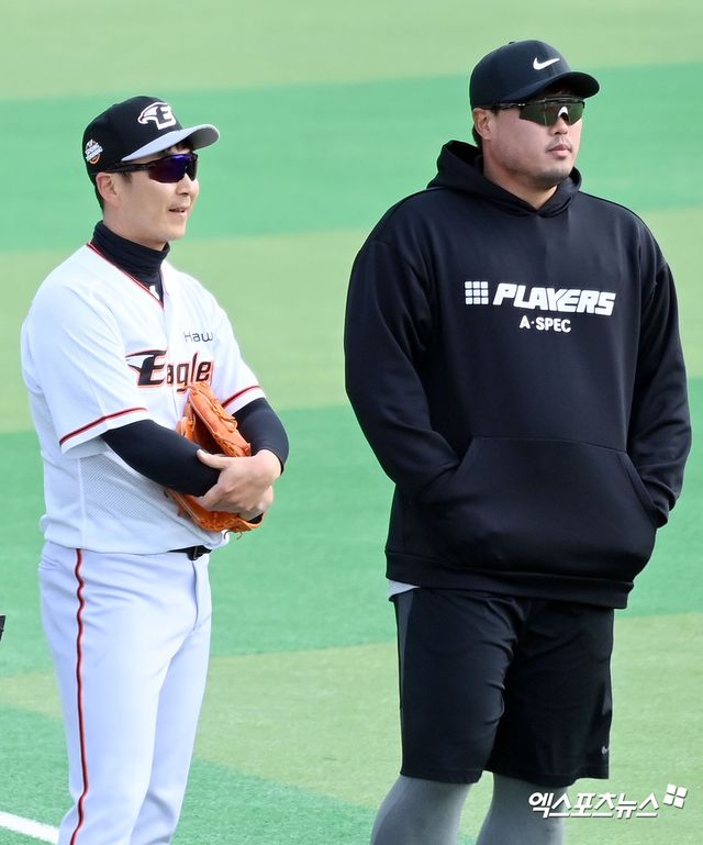 류현진이 한화 이글스와 4년 170억원 이상의 초대형 계약에 합의하면서 12년 만에 국내 무대로 복귀하게 됐다. 류현진은 21일 호주 멜버른에서 귀국하는 한화 선수단과 합류, 2차 전훈지인 오키나와로 향한다. 엑스포츠뉴스DB