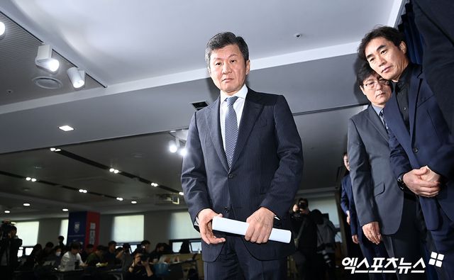 정몽규 대한축구협회 회장이 16일 서울 종로구 축구회관에서 열린 대한축구협회 긴급 임원회의에 참석해 위륵겐 클린스만 감독의 거취 문제를 논의했다. 회의 종료 후 공식 기자회견에 발표자로 참석해 축구대표팀 감독 교체를 알렸다. 김한준기자