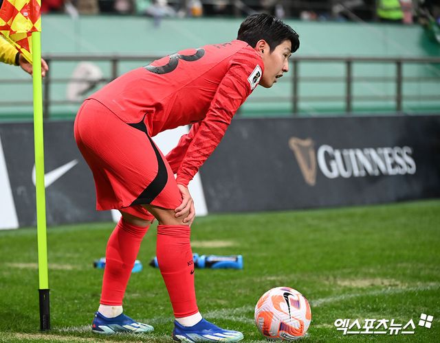 최근 대한민국 축구 국가대표팀 내에서 불거졌던 주장 손흥민과 이강인의 불화설이 사실상 종결됐다. 이강인이 런던으로 직접 찾아가 손흥민에게 사과했고, 손흥민이 이를 받아들였다. 21일 이강인이 자신의 인스타그램에 사과문을 게재한 데 이어 손흥민이 이강인과 대화를 나눈 뒤 오해를 풀었다는 내용의 게시글을 올렸다. 또한 손흥민은 이강인이 굉장히 힘들어하고 있다며 팬들에게 이강인을 용서해달라고 호소했다. 사진 엑스포츠뉴스 DB
