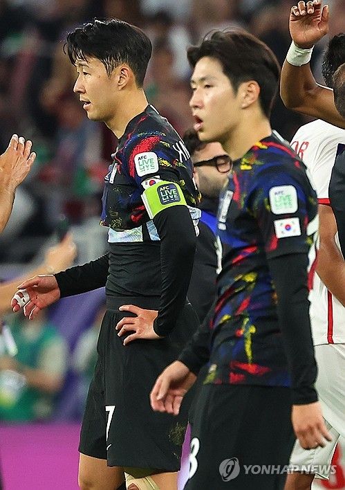 최근 대한민국 축구 국가대표팀 내에서 불거졌던 주장 손흥민과 이강인의 불화설이 사실상 종결됐다. 이강인이 런던으로 직접 찾아가 손흥민에게 사과했고, 손흥민이 이를 받아들였다. 21일 이강인이 자신의 인스타그램에 사과문을 게재한 데 이어 손흥민이 이강인과 대화를 나눈 뒤 오해를 풀었다는 내용의 게시글을 올렸다. 또한 손흥민은 이강인이 굉장히 힘들어하고 있다며 팬들에게 이강인을 용서해달라고 호소했다. 사진 연합뉴스