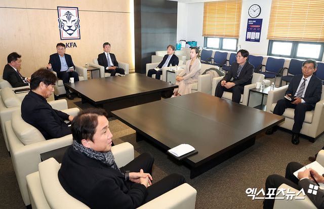 위르겐 클린스만 전 대한민국 축구 대표팀 감독의 후임자를 찾기 위한 새로운 대한축구협회 국가대표전력강화위원회가 첫 회의를 갖고 방향성을 논의한다.&nbsp;대한축구협회가 21일 새로 구성된 정해성 위원장 체제에서 2024년 1차 전력강화위원회 회의를 연다. 정 위원장은 이날 오후 3시 경 전력강화위원회 개최 후 취임 소감 및 대표팀 운영 계획을 회의 내용과 함께 브리핑할 예정이다. 엑스포츠뉴스DB