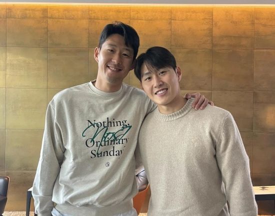 최근 대한민국 축구 국가대표팀 내에서 불거졌던 주장 손흥민과 이강인의 불화설이 사실상 종결됐다. 이강인이 런던으로 직접 찾아가 손흥민에게 사과했고, 손흥민이 이를 받아들였다. 21일 이강인이 자신의 인스타그램에 사과문을 게재한 데 이어 손흥민이 이강인과 대화를 나눈 뒤 오해를 풀었다는 내용의 게시글을 올렸다. 또한 손흥민은 이강인이 굉장히 힘들어하고 있다며 팬들에게 이강인을 용서해달라고 호소했다. 사진 손흥민 인스타그램