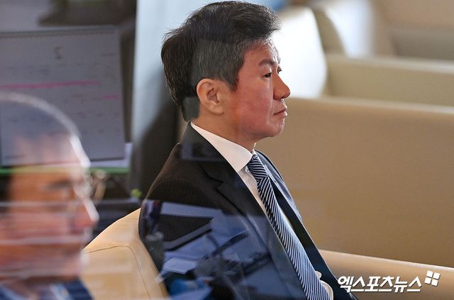 위르겐 클린스만 전 대한민국 축구 대표팀 감독의 후임자를 찾기 위한 새로운 대한축구협회 국가대표전력강화위원회가 첫 회의를 갖고 방향성을 논의한다.&nbsp;대한축구협회가 21일 새로 구성된 정해성 위원장 체제에서 2024년 1차 전력강화위원회 회의를 연다. 정 위원장은 이날 오후 3시 경 전력강화위원회 개최 후 취임 소감 및 대표팀 운영 계획을 회의 내용과 함께 브리핑할 예정이다. 엑스포츠뉴스DB