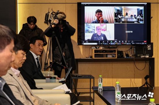 위르겐 클린스만 전 대한민국 축구 대표팀 감독의 후임자를 찾기 위한 새로운 대한축구협회 국가대표전력강화위원회가 첫 회의를 갖고 방향성을 논의한다.&nbsp;대한축구협회가 21일 새로 구성된 정해성 위원장 체제에서 2024년 1차 전력강화위원회 회의를 연다. 정 위원장은 이날 오후 3시 경 전력강화위원회 개최 후 취임 소감 및 대표팀 운영 계획을 회의 내용과 함께 브리핑할 예정이다. 엑스포츠뉴스DB