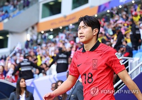 최근 대한민국 축구 국가대표팀 내에서 불거졌던 주장 손흥민과 이강인의 불화설이 사실상 종결됐다. 이강인이 런던으로 직접 찾아가 손흥민에게 사과했고, 손흥민이 이를 받아들였다. 21일 이강인이 자신의 인스타그램에 사과문을 게재한 데 이어 손흥민이 이강인과 대화를 나눈 뒤 오해를 풀었다는 내용의 게시글을 올렸다. 또한 손흥민은 이강인이 굉장히 힘들어하고 있다며 팬들에게 이강인을 용서해달라고 호소했다. 사진 연합뉴스