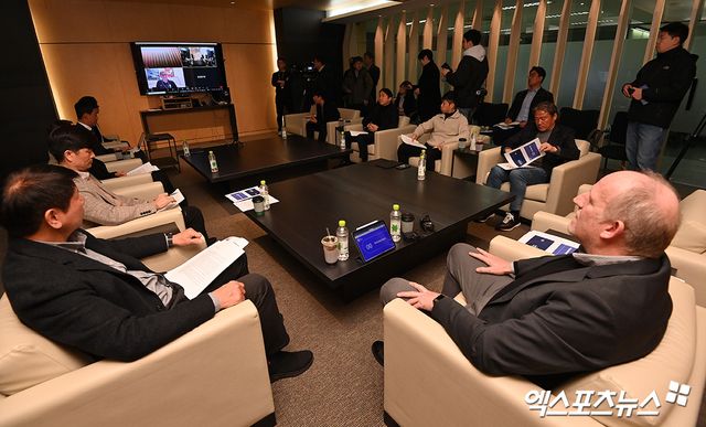 위르겐 클린스만 전 대한민국 축구 대표팀 감독의 후임자를 찾기 위한 새로운 대한축구협회 국가대표전력강화위원회가 첫 회의를 갖고 방향성을 논의한다.&nbsp;대한축구협회가 21일 새로 구성된 정해성 위원장 체제에서 2024년 1차 전력강화위원회 회의를 연다. 정 위원장은 이날 오후 3시 경 전력강화위원회 개최 후 취임 소감 및 대표팀 운영 계획을 회의 내용과 함께 브리핑할 예정이다.엑스포츠뉴스DB