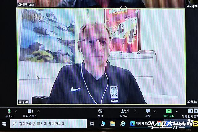 위르겐 클린스만 전 대한민국 축구 대표팀 감독의 후임자를 찾기 위한 새로운 대한축구협회 국가대표전력강화위원회가 첫 회의를 갖고 방향성을 논의한다.&nbsp;대한축구협회가 21일 새로 구성된 정해성 위원장 체제에서 2024년 1차 전력강화위원회 회의를 연다. 정 위원장은 이날 오후 3시 경 전력강화위원회 개최 후 취임 소감 및 대표팀 운영 계획을 회의 내용과 함께 브리핑할 예정이다. 엑스포츠뉴스DB