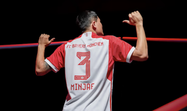  바이에른 뮌헨은 21일 구단 공식 홈페이지를 통해 2025년 6월 30일까지 계약돼 있던 토마스 투헬 감독과 2024년 6월 30일에 계약이 종료하기로 상호 합의했다고 발표했다. 지난해 3월 뮌헨 지휘봉을 잡은 투헬 감독은 최근 모든 대회에서 3연패 수렁에 빠지면서 끝내 계약 기간을 모두 채우는데 실패했다. 전화통화까지 하며 김민재를 뮌헨으로 데려 온 투헬 감독이 이번 시즌을 끝으로 떠나게 되면서 김민재는 올 여름 첫 번째 고비와 마주하게 됐다. 뮌헨