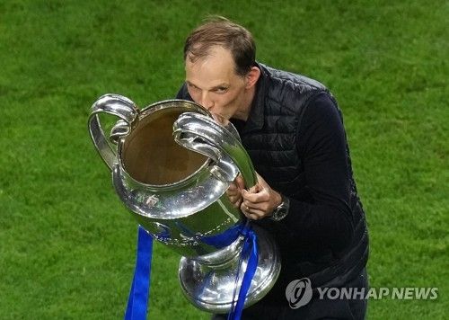  바이에른 뮌헨은 21일 구단 공식 홈페이지를 통해 2025년 6월 30일까지 계약돼 있던 토마스 투헬 감독과 2024년 6월 30일에 계약이 종료하기로 상호 합의했다고 발표했다. 지난해 3월 뮌헨 지휘봉을 잡은 투헬 감독은 최근 모든 대회에서 3연패 수렁에 빠지면서 끝내 계약 기간을 모두 채우는데 실패했다. 전화통화까지 하며 김민재를 뮌헨으로 데려 온 투헬 감독이 이번 시즌을 끝으로 떠나게 되면서 김민재는 올 여름 첫 번째 고비와 마주하게 됐다. 연합뉴스